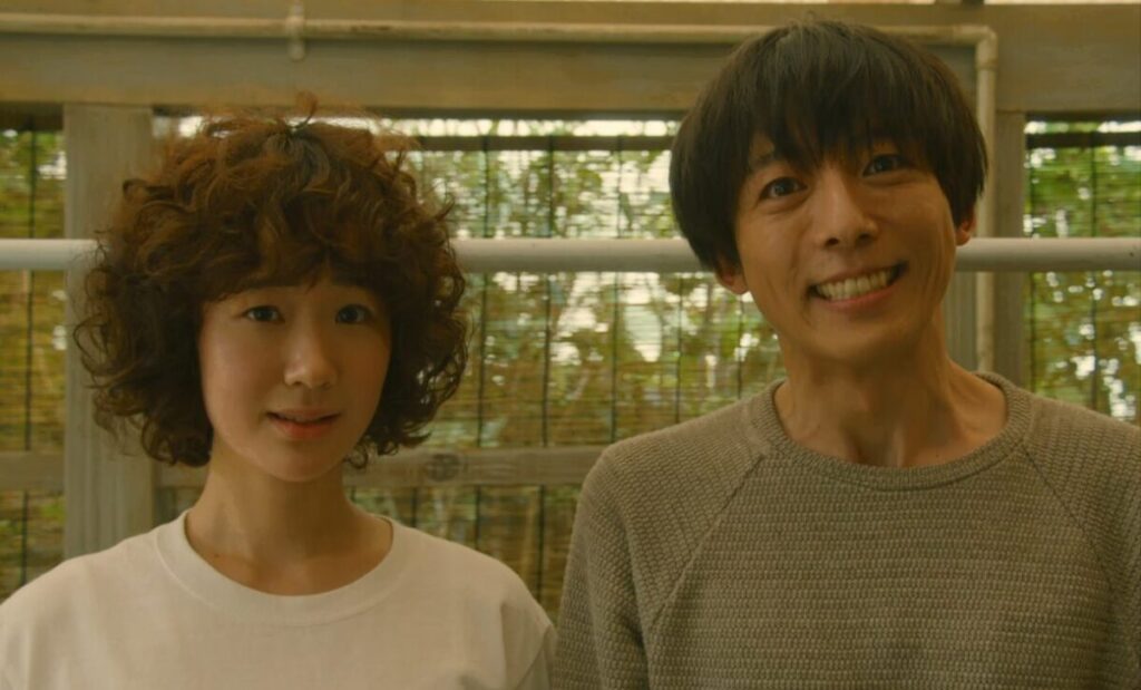 ドラマ「凪のお暇」第8話、笑顔で固まる我聞慎二（高橋一生）と顔が引きつっている大島凪（黒木華）