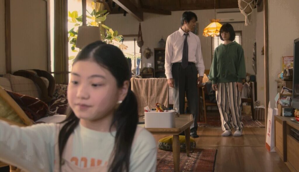 ドラマ「妻、小学生になる。」第１話、勝手に家にあがってきた白石万理華（毎田暖乃）を不審そうに見つめる新島圭介(堤真一)と新島麻衣（蒔田彩珠）
