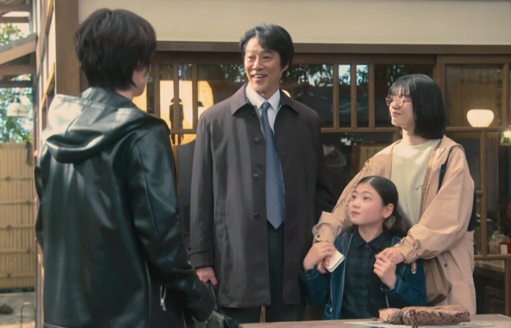 ドラマ「妻、小学生になる。」第２話、古賀友利（神木隆之介）に白石万理華（毎田暖乃）のことを説明する新島圭介(堤真一)