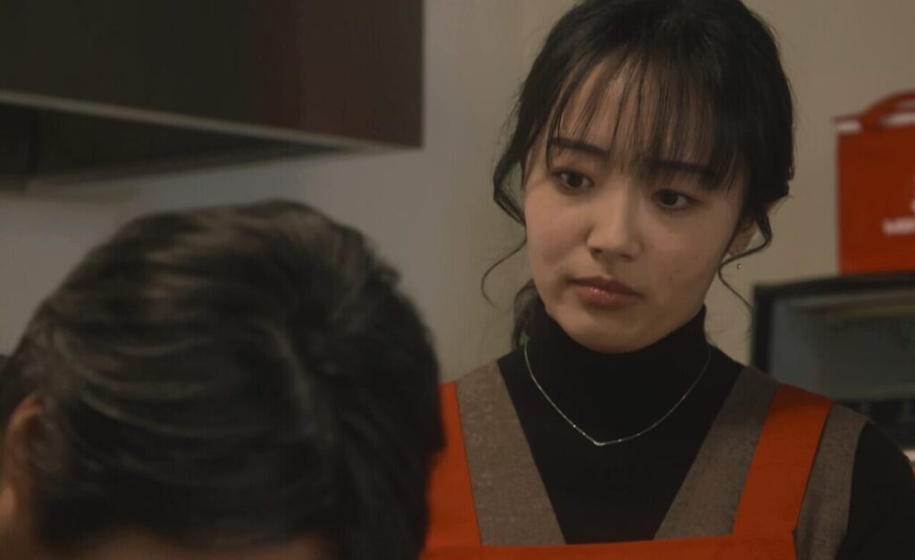 ドラマ「妻、小学生になる。」第4話、新島圭介(堤真一)を見つめる守屋好美(森田望智)