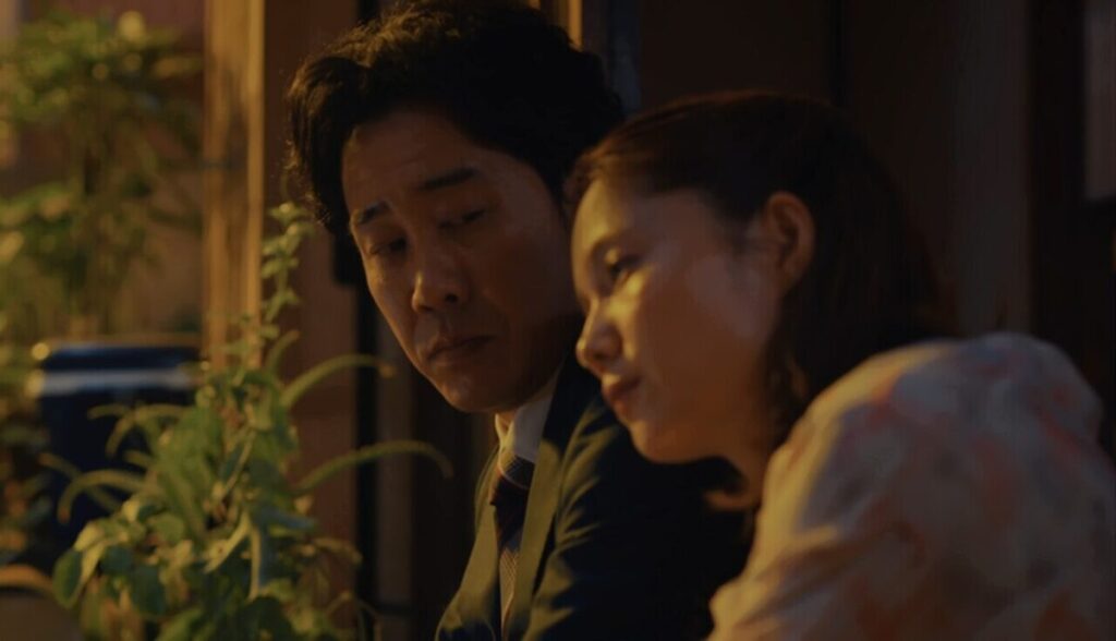 ドラマ「ちょっとだけエスパー」第３話、１階の縁側で文太（大泉洋）によりかかる四季（宮﨑あおい）
