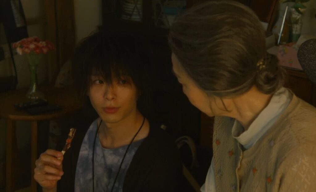 ドラマ「凪のお暇」第６話、吉永緑（三田佳子）の部屋で映画を見ている安良城ゴン（中村倫也）