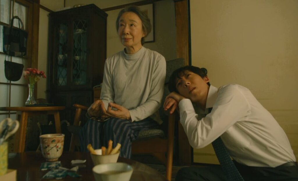 ドラマ「凪のお暇」第２話、吉永緑（三田佳子）の部屋で『風と共に去りぬ』を見る我聞慎二（高橋一生）