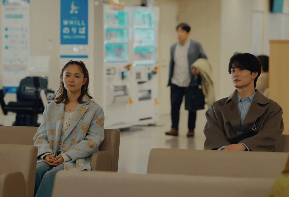 ドラマ「ちょっとだけエスパー」第９（最終）話、病院の待合室で座って話をしている四季（宮﨑あおい）と文人（ふみと）