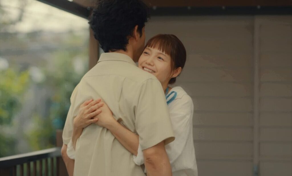 ドラマ「ちょっとだけエスパー」第４話、文太（大泉洋）に抱き着いている四季（宮﨑あおい）