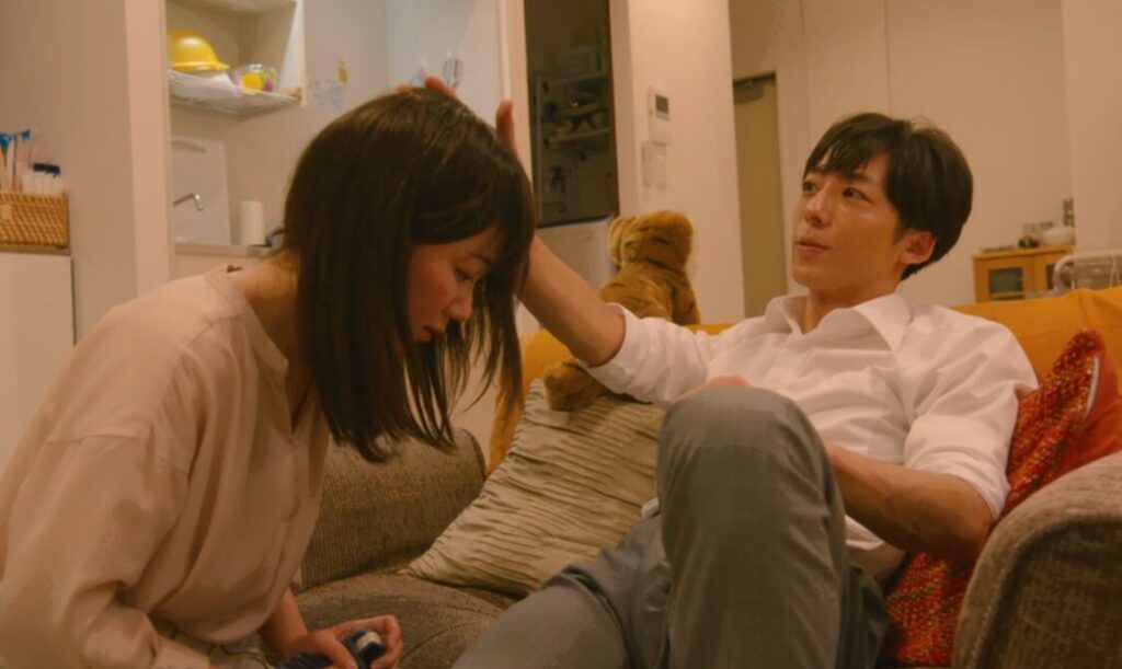 ドラマ「凪のお暇」第1話、ささらの大島凪(黒木華)の髪を撫でる我聞慎二(高橋一生)