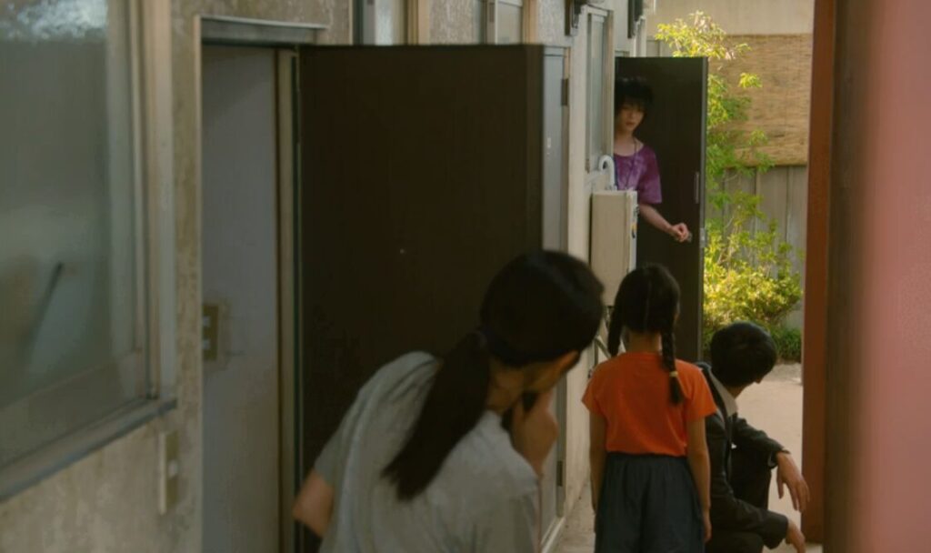 ドラマ「凪のお暇」第4話、我聞慎二(高橋一生)が大島凪(黒木華)の部屋を訪れた時、部屋から顔を出した安良城ゴン(中村倫也)
