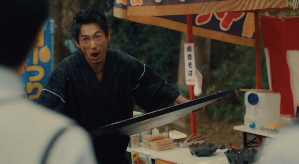 ドラマ「ちょっとだけエスパー」第３話、鉄板を持って紫苑（新原泰佑）を爆発から守る桜介（ディーン・フジオカ）