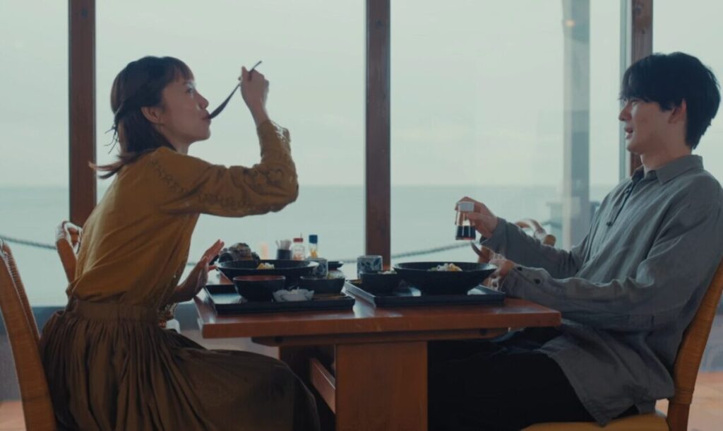 ドラマ「ちょっとだけエスパー」第８話、過去、しらす丼を食べる文人（ふみと）と四季（宮﨑あおい）