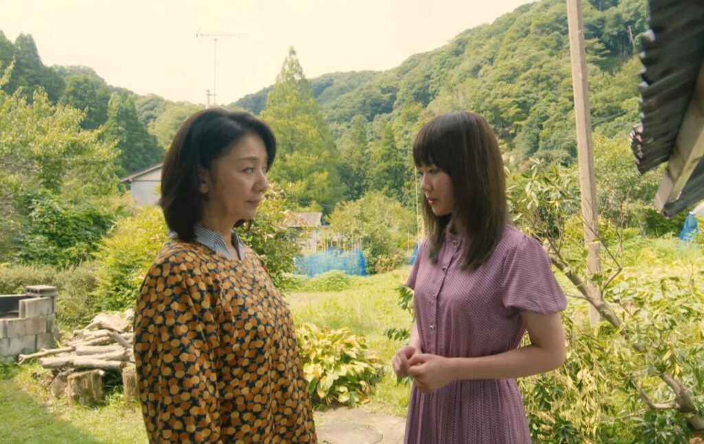 ドラマ「凪のお暇」第8話、北海道の実家で話をしている大島凪（黒木華）と大島夕（片平なぎさ）