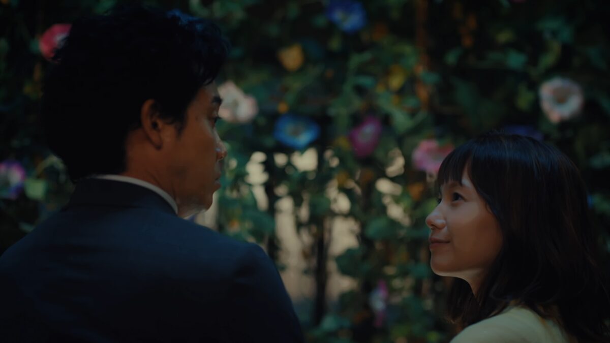 ドラマ「ちょっとだけエスパー」第１話、桜介（ディーン・フジオカ）が咲かせた朝顔の前で見つめ合う文太（大泉洋）と四季（宮﨑あおい）