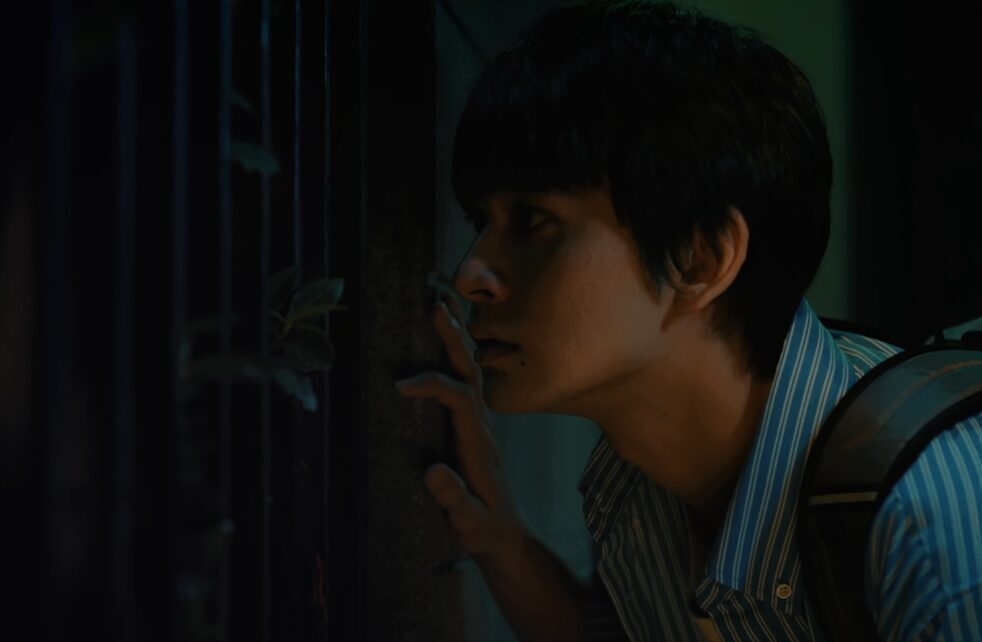 ドラマ「ちょっとだけエスパー」第１話、塀の外から文太（大泉洋）達を覗く市松（北村匠海）