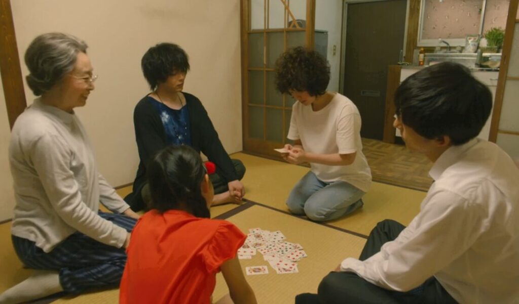 ドラマ「凪のお暇」第２話、大島凪（黒木華）の部屋でトランプをする我聞慎二（高橋一生）、安良城ゴン（中村倫也）、吉永緑（三田佳子）、白石うらら（白鳥玉季）