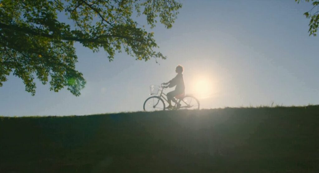 ドラマ「凪のお暇」第10話、日の光を浴びて自転車で出勤する大島凪(黒木華)