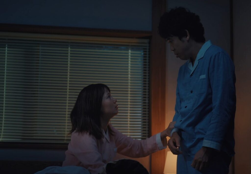 ドラマ「ちょっとだけエスパー」第１話、寝室で文太（大泉洋）の手を取る四季（宮﨑あおい）