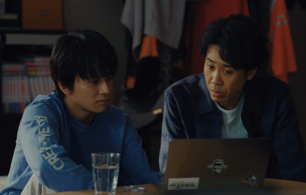ドラマ「ちょっとだけエスパー」第７話、市松（北村匠海）の部屋でアイの話を聞く文太（大泉洋）
