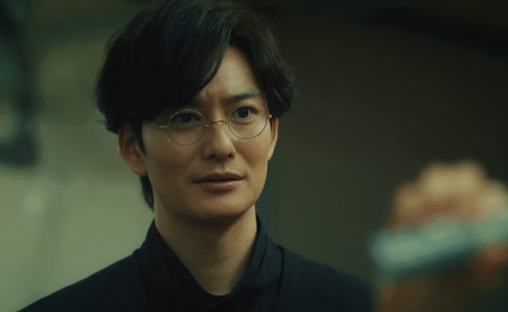 ドラマ「ちょっとだけエスパー」第７話、四季（宮﨑あおい）がナノレセプターを飲んでいるのを見守る兆（岡田将生）