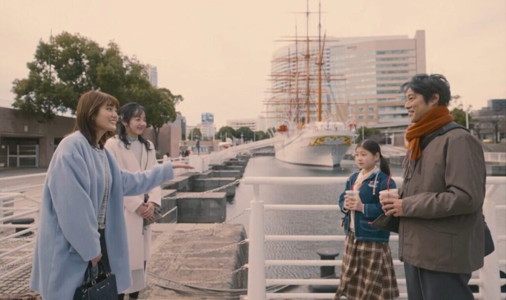 ドラマ「妻、小学生になる。」第２話、守屋好美（森田望智）と街でバッタリ出くわす新島圭介(堤真一)と白石万理華（毎田暖乃）