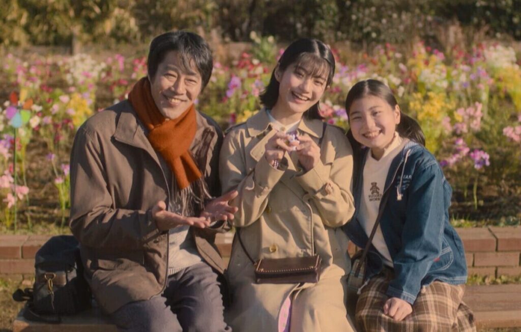 ドラマ「妻、小学生になる。」第２話、新島麻衣（蒔田彩珠）の就職祝いを持って記念撮影をする新島家の３人