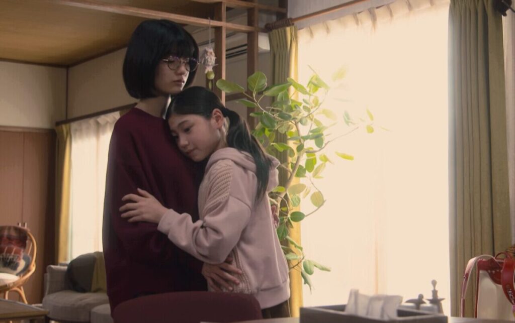 ドラマ「妻、小学生になる。」第１話、新島麻衣（蒔田彩珠）を抱きしめる白石万理華（毎田暖乃）