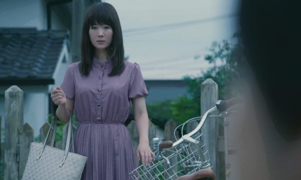 ドラマ「凪のお暇」第8話、昔のような姿で北海道に帰省しようとアパートから出て来た大島凪（黒木華）