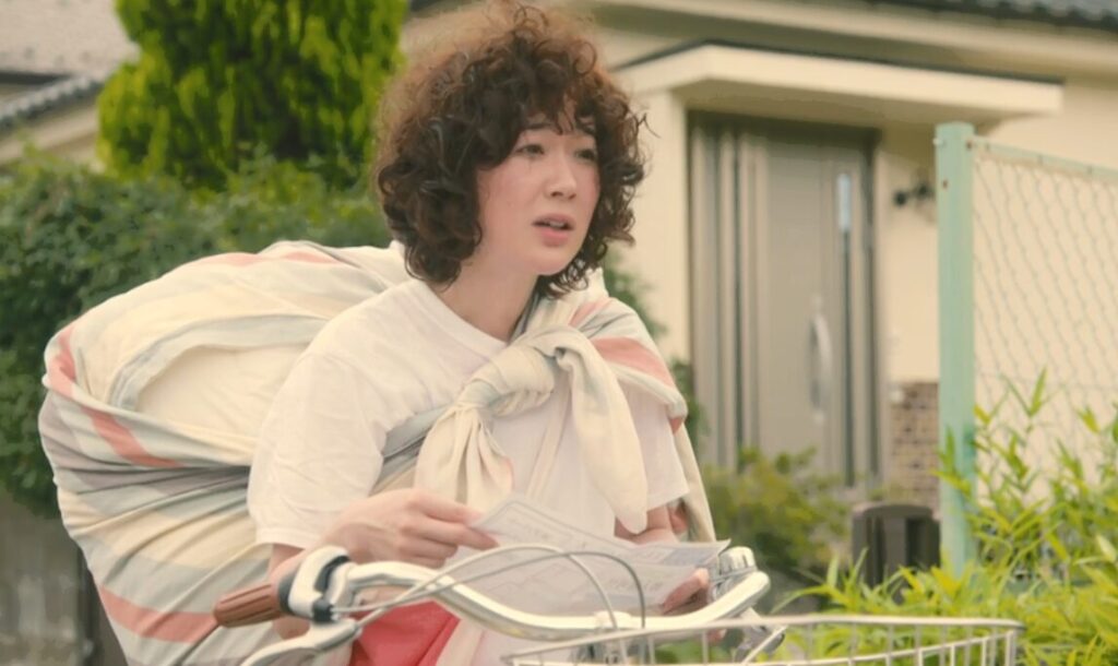 ドラマ「凪のお暇」第1話、自転車で『エレガンスパレス』にやって来た大島凪(黒木華)