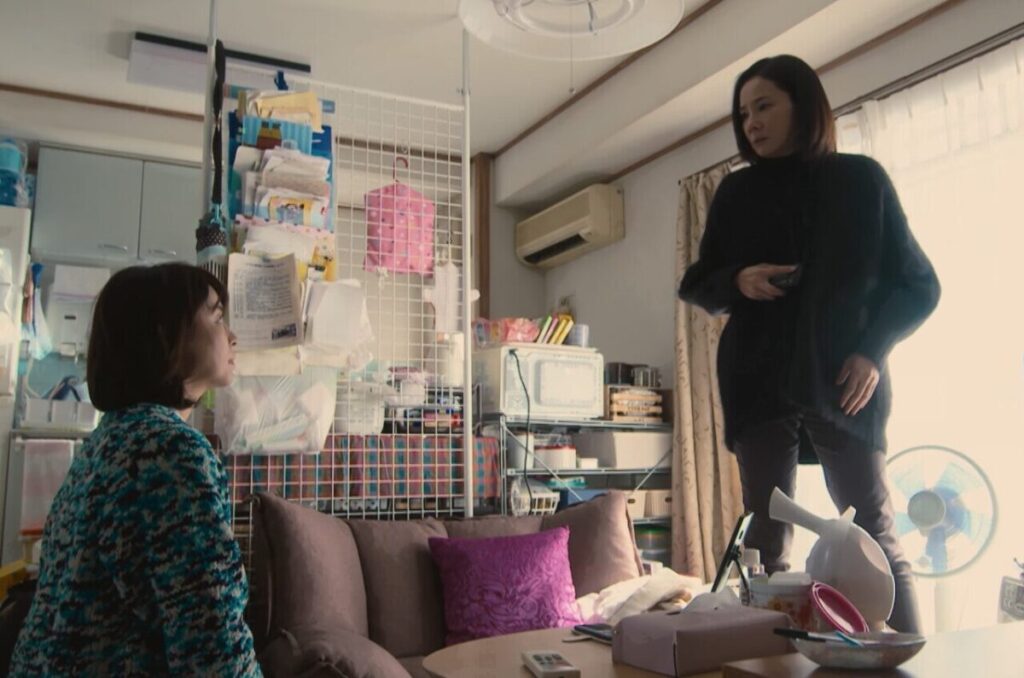 ドラマ「妻、小学生になる。」第5話、白石万理華(毎田暖乃)が新島貴恵(石田ゆり子)の姿になりびっくりしている白石千嘉(吉田羊)