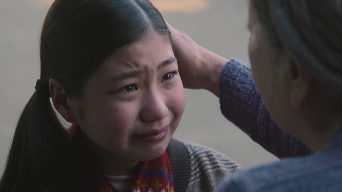 ドラマ「妻、小学生になる。」第７話、古賀礼子（由紀さおり）に泣きながら謝っている白石万理華（毎田暖乃）