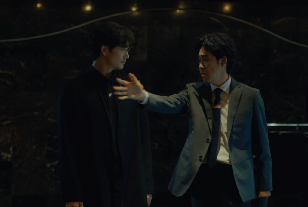 ドラマ「ちょっとだけエスパー」第６話、兆（岡田将生）の体が実体ではない事を確認している文太（大泉洋）