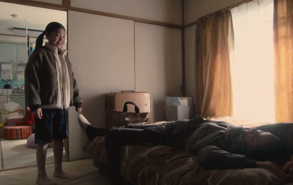 ドラマ「妻、小学生になる。」第4話、仕事帰りベットに横になっている白石千嘉(吉田羊)と白石万理華(毎田暖乃)