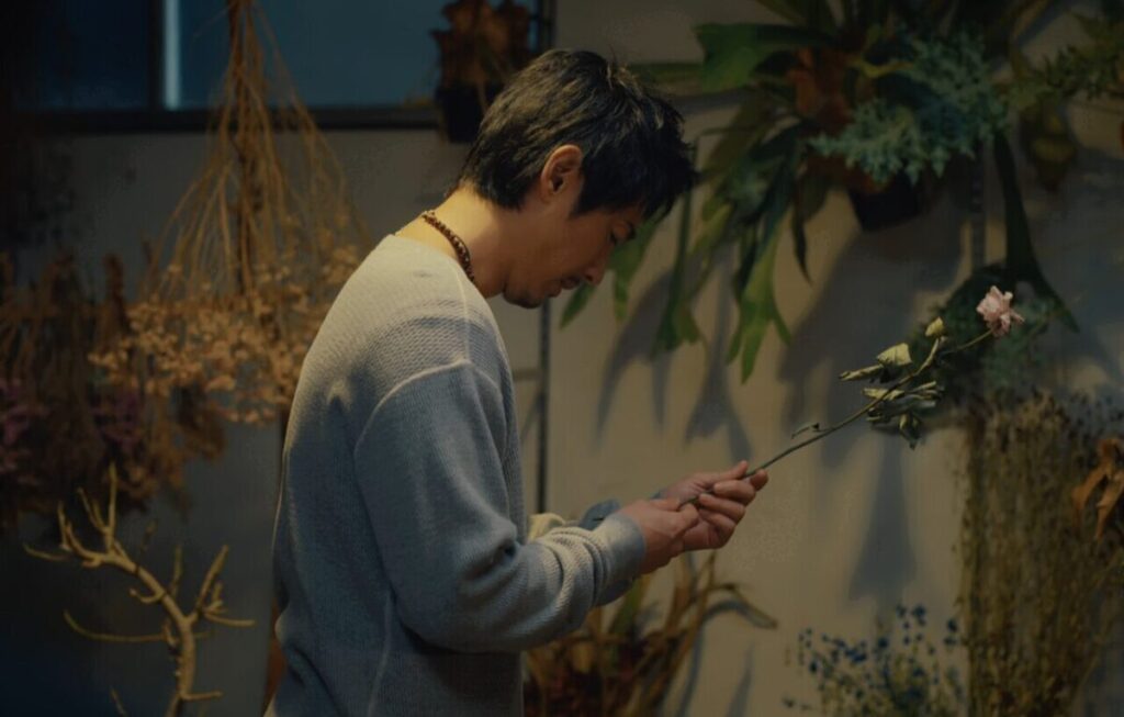 ドラマ「ちょっとだけエスパー」第８話、萎れていく花を見つめる桜介（ディーン・フジオカ）