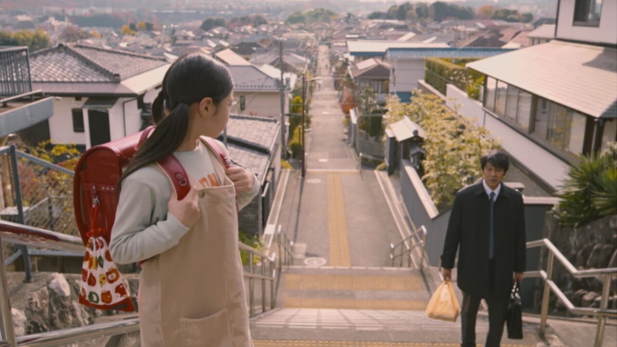 ドラマ「妻、小学生になる。」第１話、階段で新島圭介(堤真一)を見つめる白石万理華（毎田暖乃）