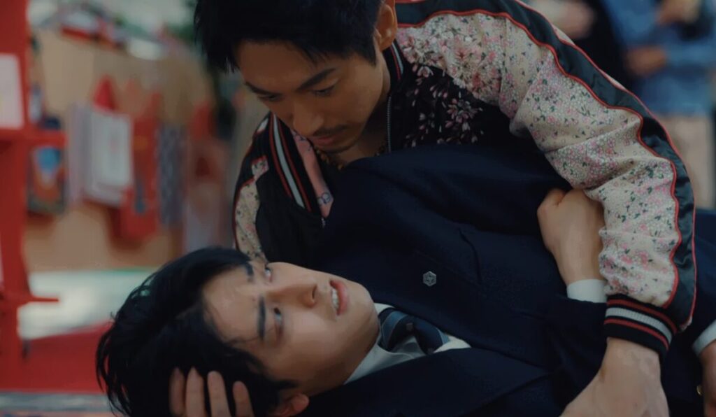 ドラマ「ちょっとだけエスパー」第９（最終）話、桜介（ディーン・フジオカ）に抱きかかえられた紫苑（新原泰佑）