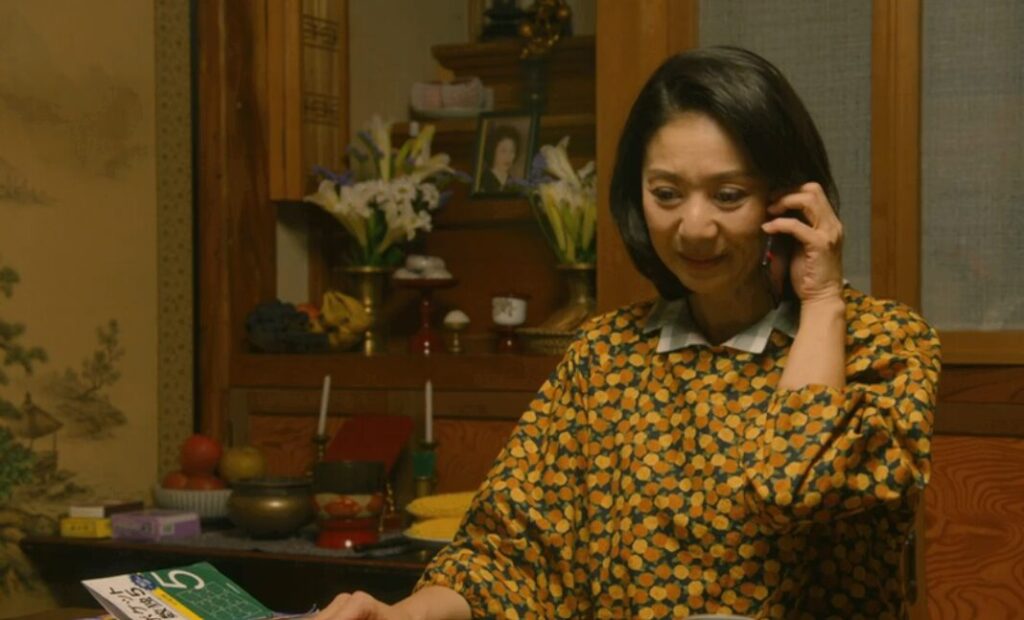 ドラマ「凪のお暇」第７話、大島凪（黒木華）に電話をかけている凪の母・大島夕（片平なぎさ）