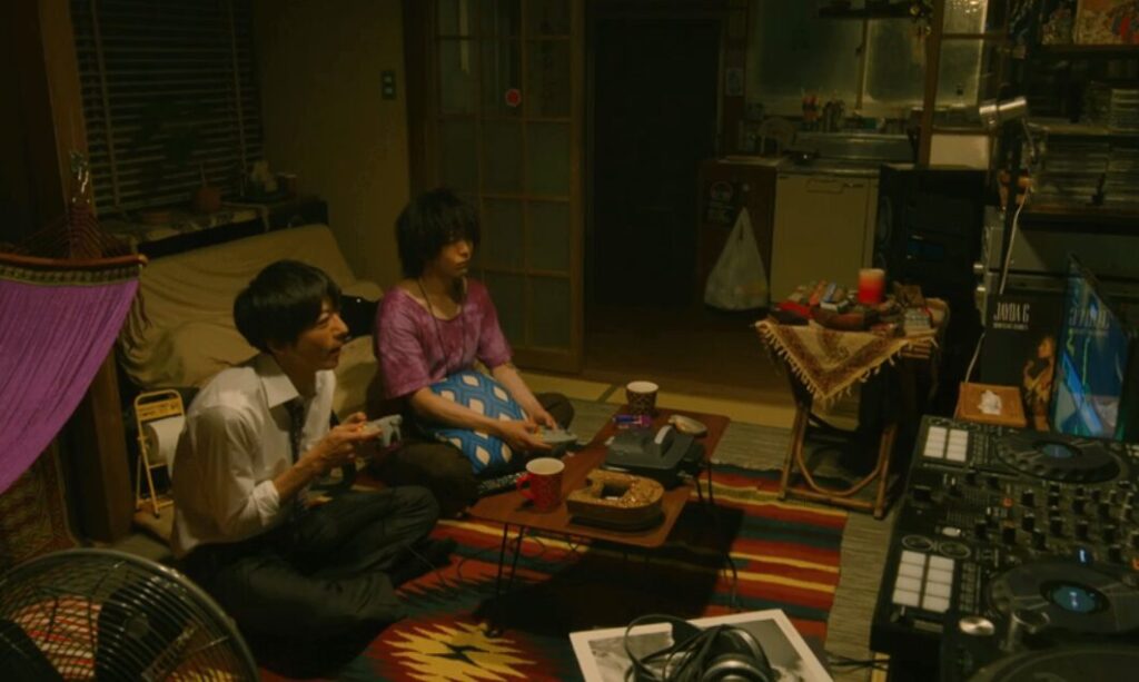 ドラマ「凪のお暇」第4話、部屋でゲームをしている安良城ゴン(中村倫也)と我聞慎二(高橋一生)