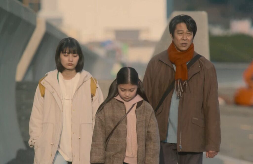 ドラマ「妻、小学生になる。」第３話、水族館の帰り道一緒に歩く新島家の３人