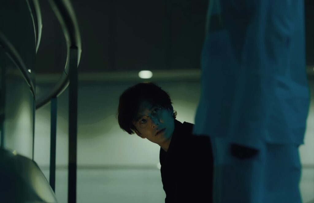ドラマ「ちょっとだけエスパー」第９（最終）話、兆（岡田将生）の前に現れた白い男（麿赤兒）