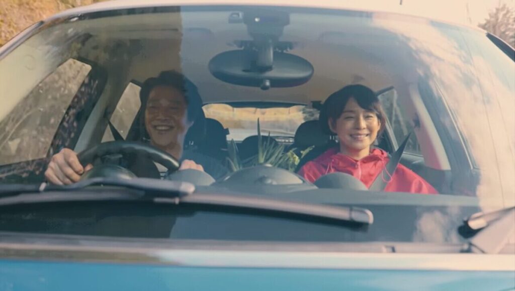 ドラマ「妻、小学生になる。」第１話、車を運転している新島圭介(堤真一)と助手席の新島貴恵（石田ゆり子)