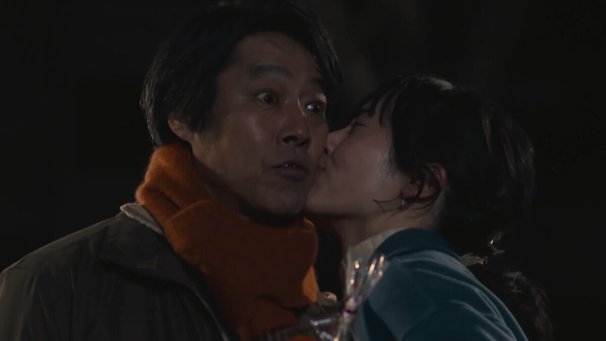 ドラマ「妻、小学生になる。」第６話、守屋好美（森田望智）に頬にキスをされて驚いている新島圭介(堤真一)