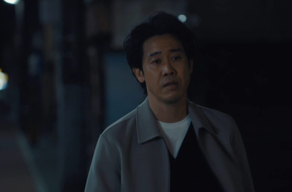 ドラマ「ちょっとだけエスパー」第８話、ひとり夜道を歩く文太（大泉洋）