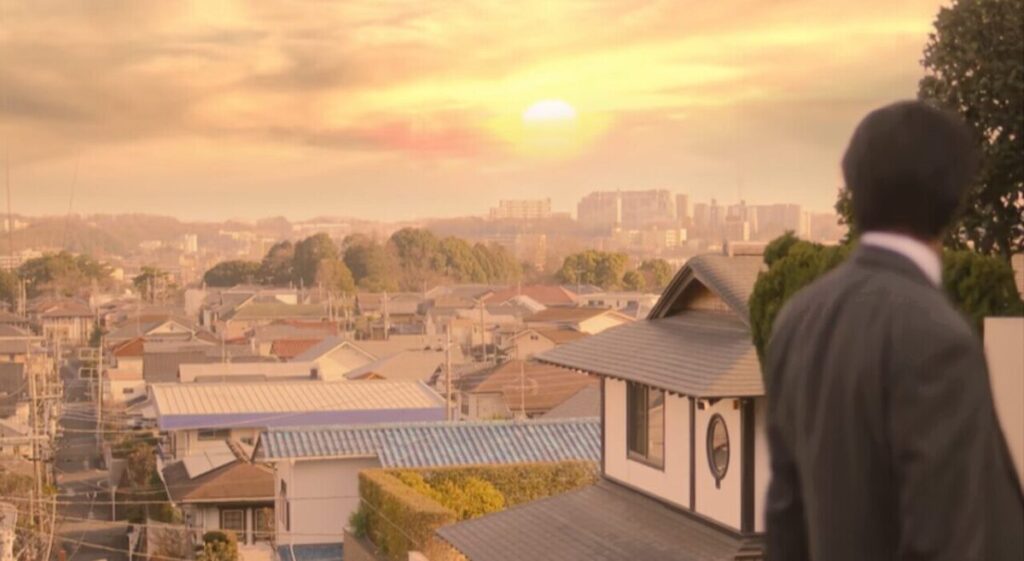 ドラマ「妻、小学生になる。」第10話、家に続く階段の上から夕陽を眺める新島圭介(堤真一)