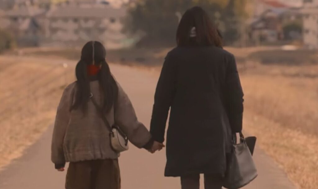 ドラマ「妻、小学生になる。」第６話、白石千嘉（吉田羊）を手を握り歩く白石万理華（毎田暖乃）