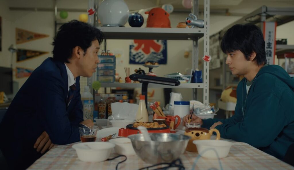 ドラマ「ちょっとだけエスパー」第６話、大学のたこ焼き研究会の部室で市松（北村匠海）と話をする文太（大泉洋）