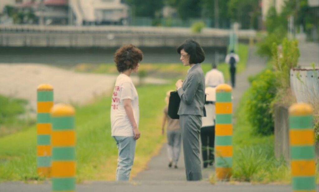 ドラマ「凪のお暇」第６話、坂本龍子（市川実日子）を呼び止め会社の事を聞く大島凪（黒木華）