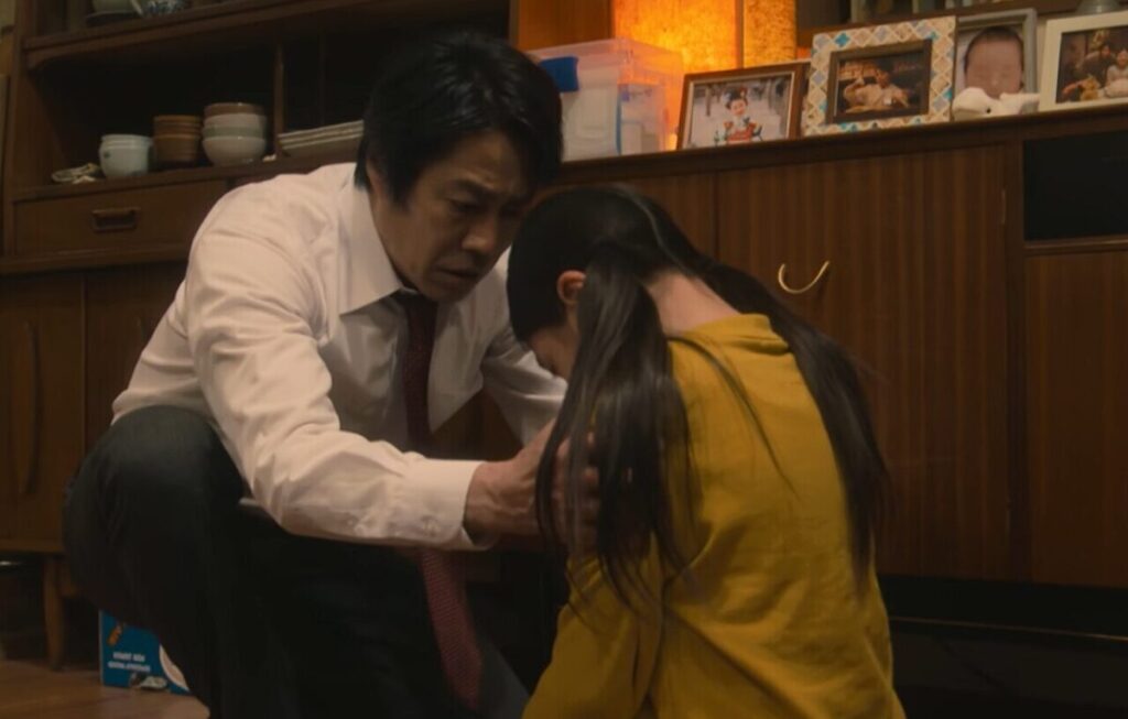 ドラマ「妻、小学生になる。」第８話、新島家で意識を失った白石万理華（毎田暖乃）