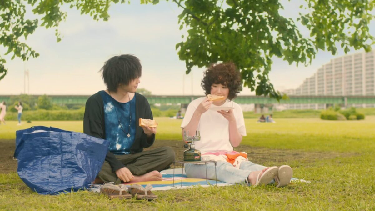 ドラマ「凪のお暇」第２話、安良城ゴン（中村倫也）と公園でプチバーベキューをしている大島凪（黒木華）