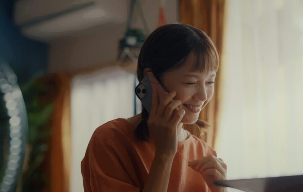 ドラマ「ちょっとだけエスパー」第５話、父親に電話をする四季（宮﨑あおい）