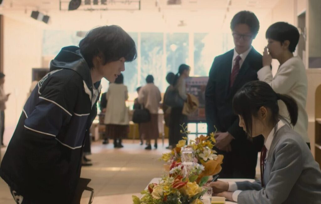 ドラマ「妻、小学生になる。」第８話、出雲凛音（當真あみ）のサイン会で出雲に話しかける古賀友利（神木隆之介）