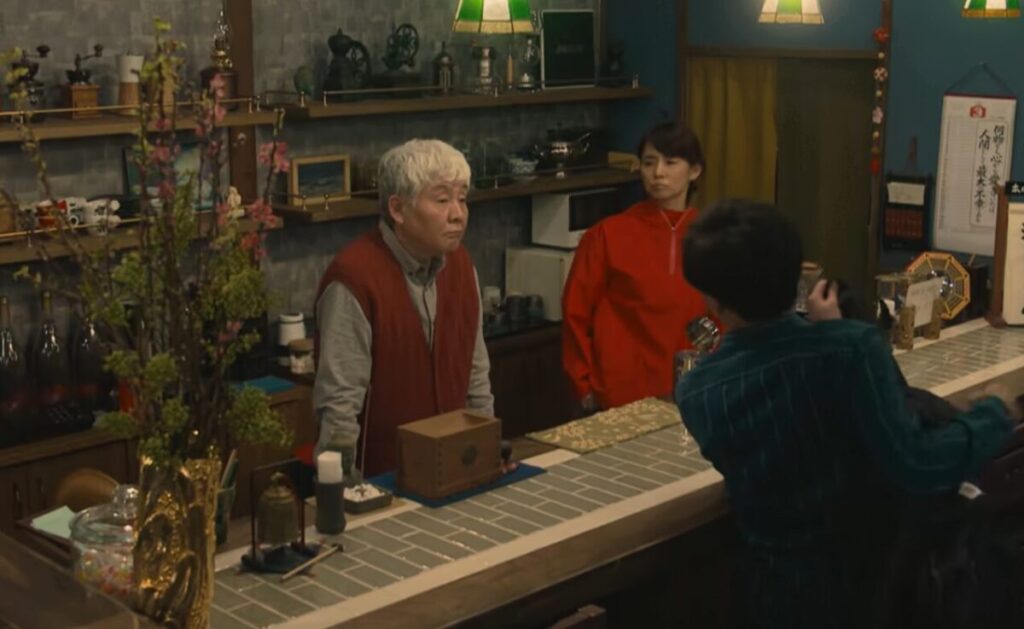 ドラマ「妻、小学生になる。」第９話、喫茶たいむのカウンターに現れた新島貴恵（石田ゆり子)