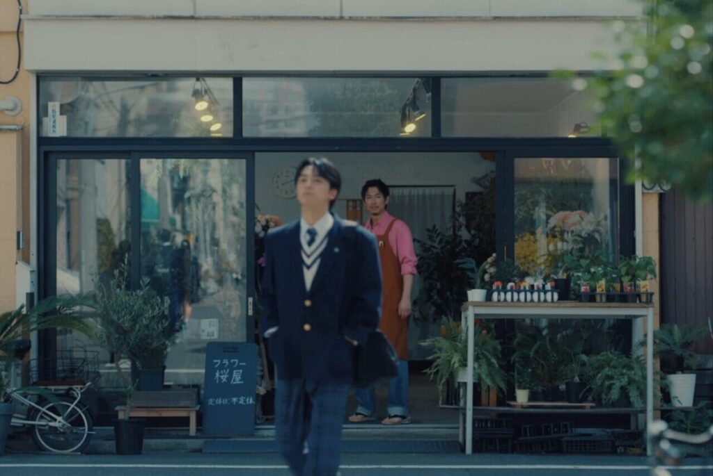 ドラマ「ちょっとだけエスパー」第３話、紫苑（新原泰佑）の姿を花屋から見つめる桜介（ディーン・フジオカ）